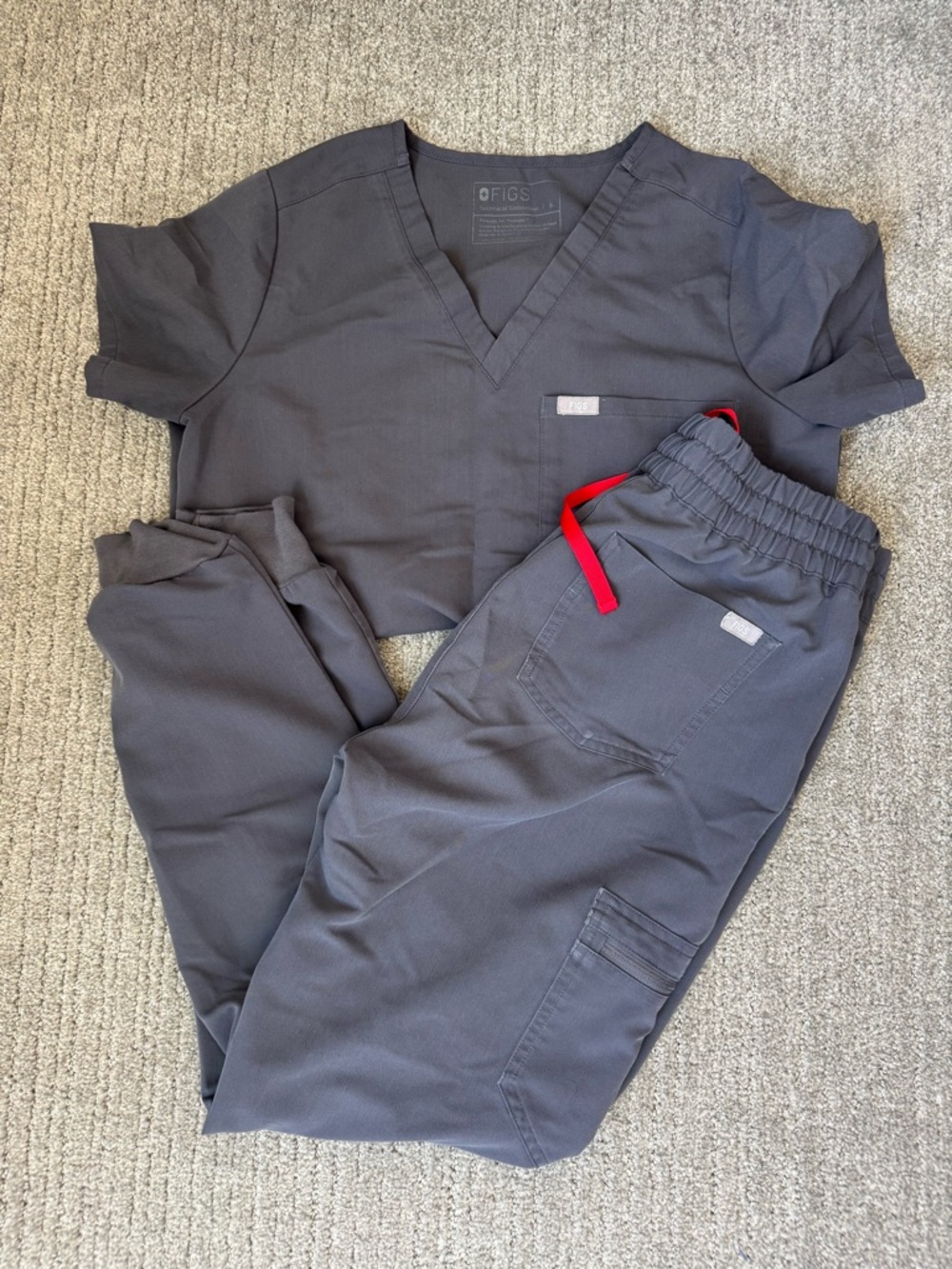 Women’s FIGS grey scrub set. Catarina top and high waist jogger bottoms